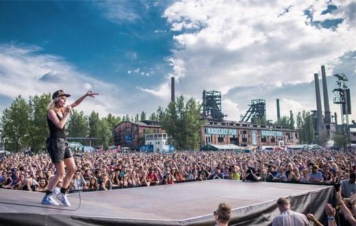 května Jaromír Nohavica spolu s Janáčkovou filharmonií. (Pavliňák, 2012) Festivaly Obrázek 13: Plynojem (gong), (foto autor, 2018) DOV je po celý rok dějištěm mnoha akcí a festivalů.