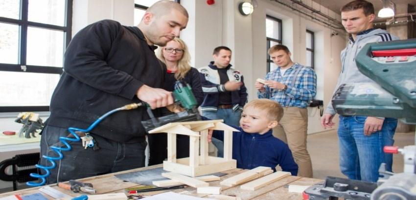 dílna i odborné poradenství. Do budoucna jsou v plánu různé workshopy, tematické přednášky a prezentace na dané téma. (Fajna dílna, 2018) Obrázek 15: Fajna dílna (www.patriotmagazin.