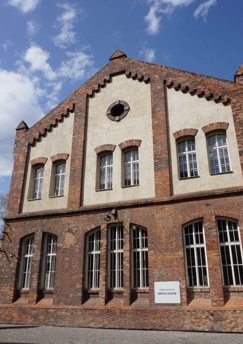 Zde začínala samotná práce horníků, kdy přicházeli na směnu, převlékali se zde do fáraček a vyráželi tak každý den na svou těžkou směnu do podzemí.