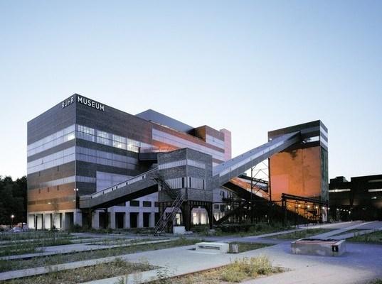 Muzeum Ruhr Jedná se regionální muzeum, které obsahuje více než 6000 exponátů prezentujících bývalou průmyslovou historii Porúří a dále pak přírodní a kulturní dějiny regionu.