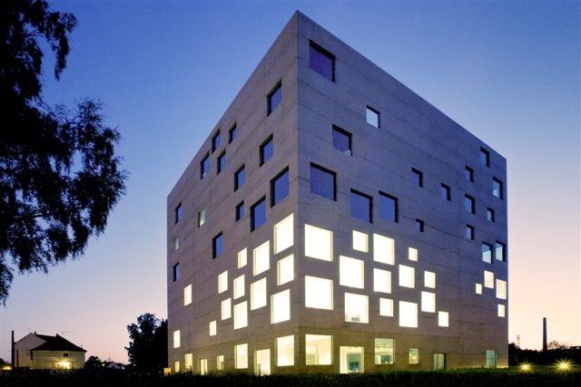 Budova SAANA Již od svého založení je tato budova považována za architektonické mistrovské dílo s průlomovým designem.