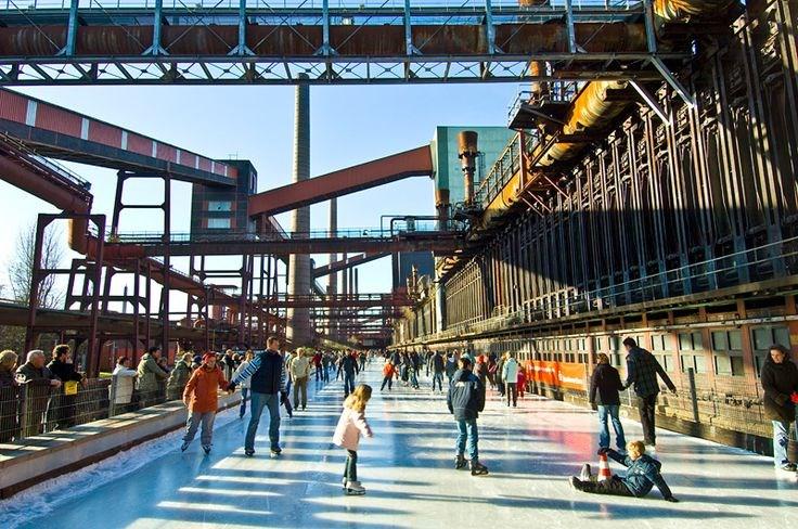 celsia. I tato rarita v takto unikátním prostředí je návštěvníky hojně navštěvována. (Zollverein, 2012) Obrázek 28: Ledová plocha (pinterest.