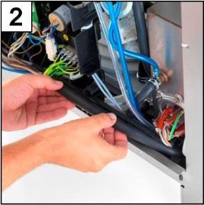 Nebezpečí Při instalačních a údržbářských pracích a opravách odpojte zařízení od elektrické sítě. Zkontrolujte stav bez napětí.