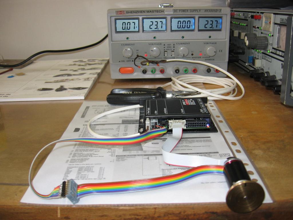 napájecí napětí 12 až 24 VDC dosah 1 mm tělo válcové, M5 x 0,5 maximální frekvence 3 khz standardní délka kabelu 2 m Tab. 10 Parametry snímače OMRON E2E-X1C1 katalog firmy Omron, (10) Obr.