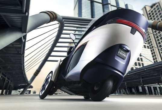 elektromotory umístěné v předních kolech.