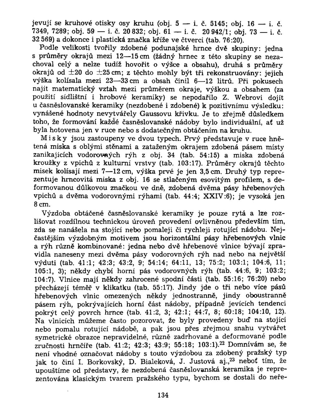 jevují se kruhové otisky osy kruhu (obj. 5 i. č. 5145; obj. 16 i. č. 7349, 7289; obj. 59 i. č. 20 832; obj. 61 i. č. 20 942/1; obj. 73 i. č. 32 569) a dokonce i plastická značka kříže ve čtverci (tab.