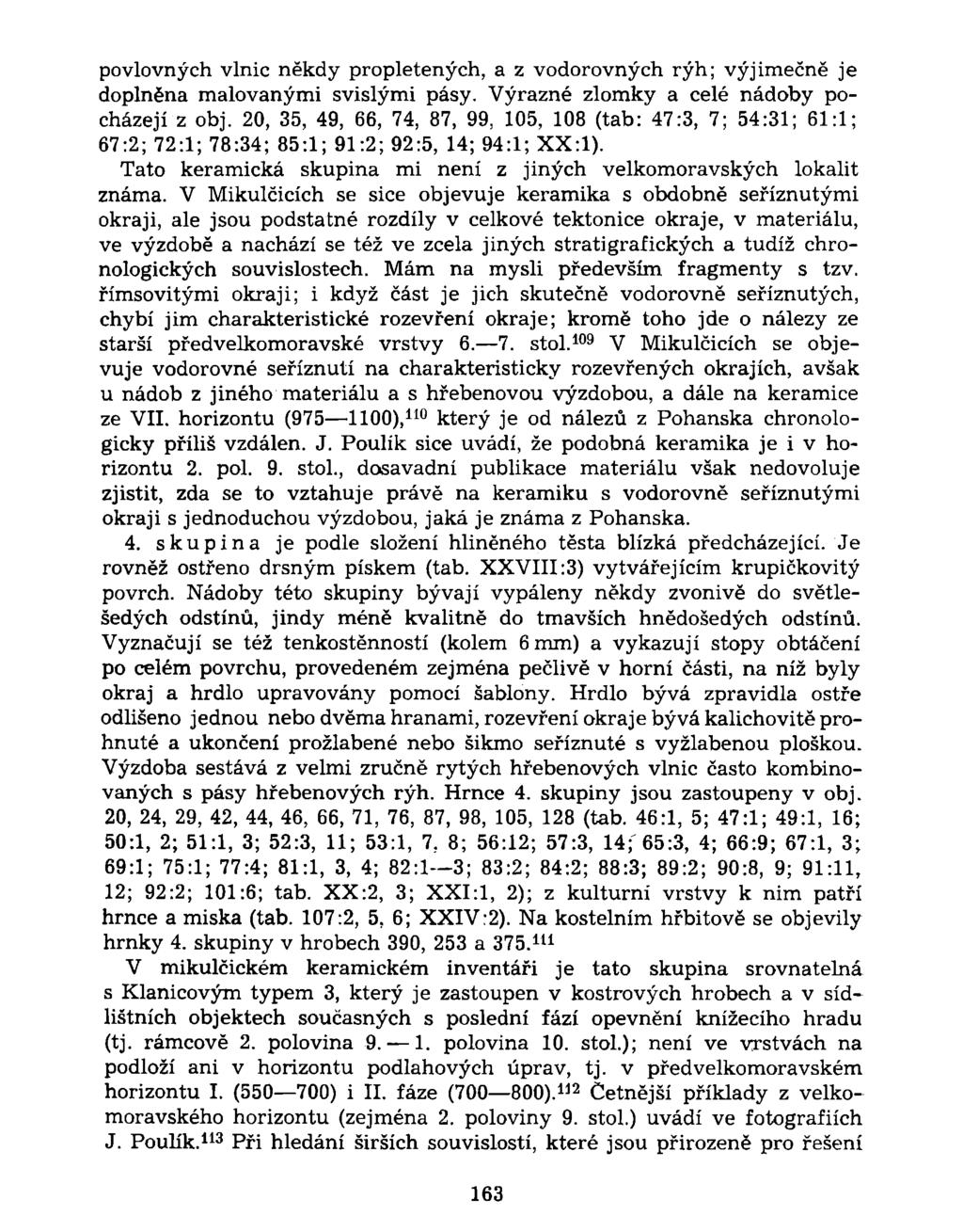 povlovných vlnic někdy propletených, a z vodorovných rýh; výjimečně je doplněna malovanými svislými pásy. Výrazné zlomky a celé nádoby pocházejí z obj.