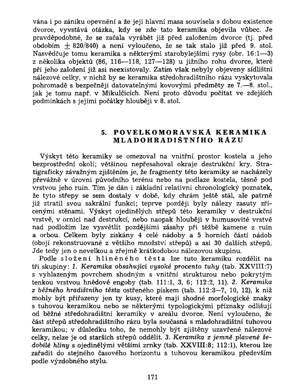 vána i po zániku opevnění a že její hlavní masa souvisela s dobou existence dvorce, vyvstává otázka, kdy se zde tato keramika objevila vůbec.