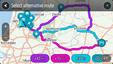 Tip: Při výpočtu alternativních tras se využívají informace ze služby TomTom Traffic. Trasy, které jsou časově o 50 % delší než původní trasa, se nezobrazí. 5. Zvolte vybranou trasu poklepáním na časovou bublinu.