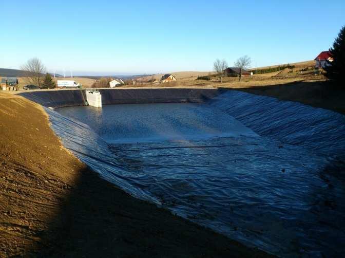Vliv zasněžování na hydrologii spotřeba děl 4 až po 90 l/s vydatnost zdroje vody pro zasněžování umělé nádrže ale i prameny či potoky = riziko rozkolísanosti průtokůči