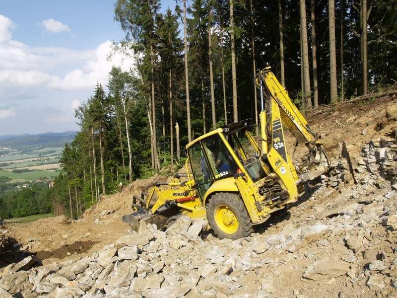 (nezahrnovat pod povrch a ke krajům) v zimě vyloučit pohyb lyžařů v porostech mimo sjezdovky - poškozování zalesnění v létě vyloučit provoz aut, čtyřkolek, cyklistů