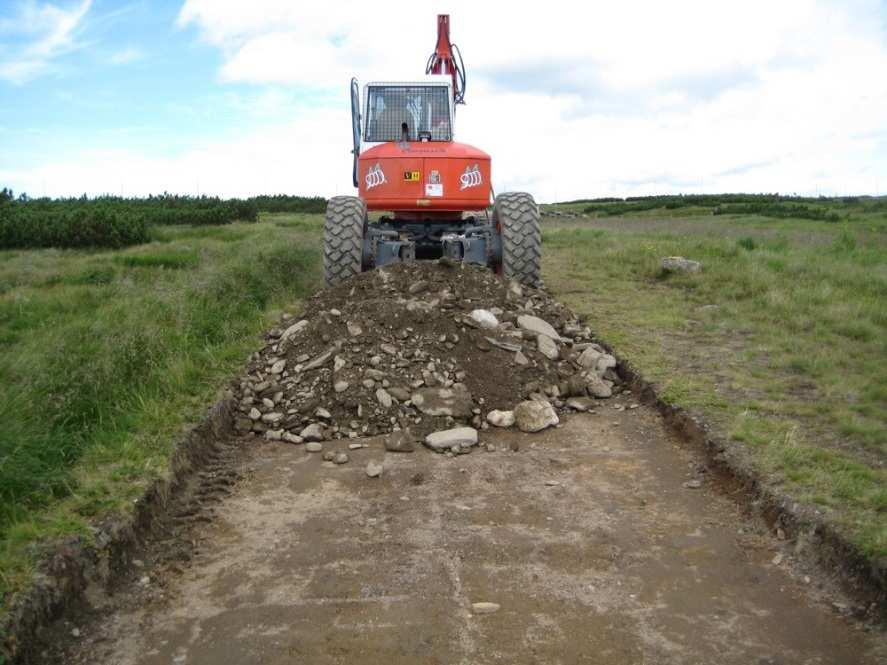 = eroze, sesuvy největší problém u koncových stanic lanovek řešením je zpevnění cest geologicky původním materiálem roznášení synantropních