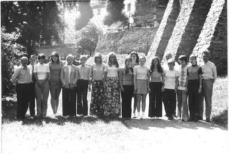 (Náchod 1975 mistrovství ČSSR dorostenek) Záhorovská,Libuše - Záhorovská,Renata [B34] Náchod ch. ČSSR dorostenek, 08.1975 1.e4 c5 2.Jf3 Jc6 3.d4 cxd4 4.Jxd4 g6 5.Se3 (Tah, který nic nekazí.