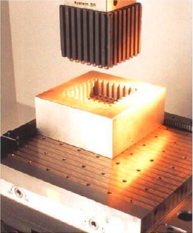 3.1.4 Jednotlivé technologie elektroerozivního obrábění 3.1.4.1 Elektrojiskrové hloubení Elektrojiskrové hloubení je základní typ elektroerozivních metod obrábění a jednou z nejrozšířenějších metod.