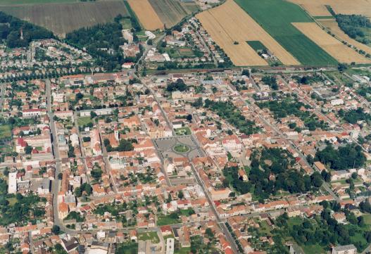 cardo a decumanus - osnova se projevuje i v uspořádání