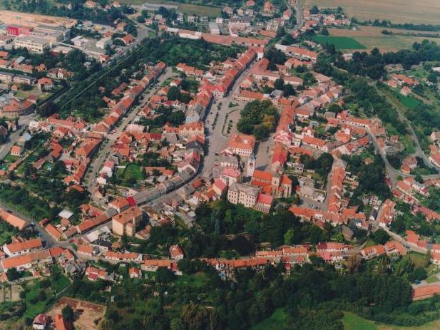 přesouvá např. KOUŘIM (r.