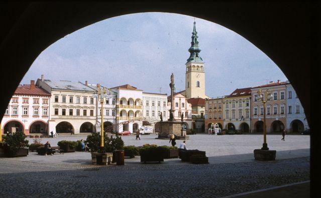 PROSTOROVÁ A HMOTOVÁ SKLADBA - vychází z půdorysu (ten přetrvává) a stavebního programu (v čase se