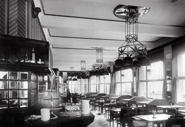 Švácha vidí Gočárův přerod v kubistického architekta postupně od léta 1911 do jara 1912.