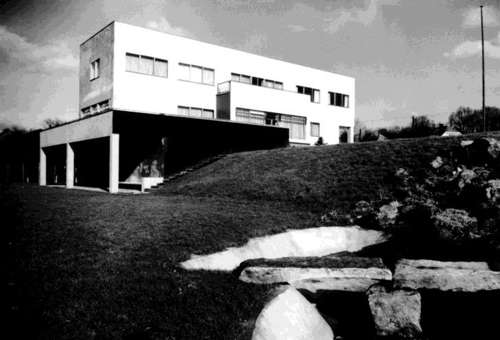 Gočárova architektonická tvorba v oblasti puristického funkcionalismu je poměrně rozsáhlá, avšak co se interiérové a nábytkové tvorby týče, ta aţ tak extenzivní není.