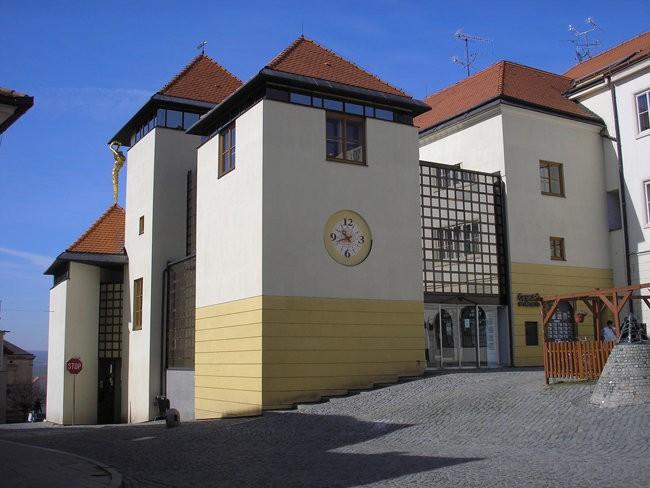 a na Moravě Česká spořitelna v Mikulově, 1991 arch.