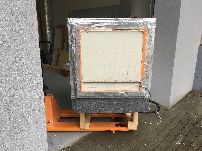 Z důvodu očekávaných nižších exteriérových teplot byl model 20. 12. 2017 ve spodní části částečně zateplen šedým EPS v tl. 180 mm. Celý model byl následně vytvořen v programu Area.
