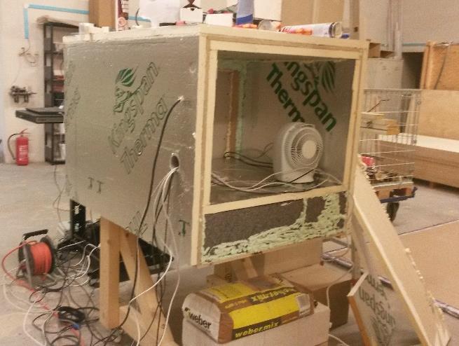 ventilátorem. Bylo přistoupeno k opačnému způsobu tepelného namáhání konstrukce. Původní návrhový teplotní spád 20 C na -15 C byl nahrazený teplotním spádem 35 C na 0 C.
