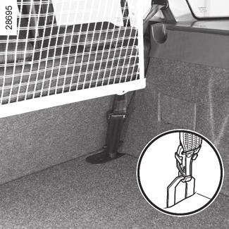 V zavazadlovém prostoru bezpodmínečně upevněte háček dolního upevňovacího popruhu na vazný háček 4 označený značkou 6 (umístěn podle typu vozidla pod pohyblivou podlahou B).