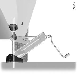 Zaparkujte vozidlo do dostatečné vzdálenosti od provozu na odolném vodorovném a nekluzkém povrchu (v případě potřeby umístěte pod patu zvedáku pevnou podložku).