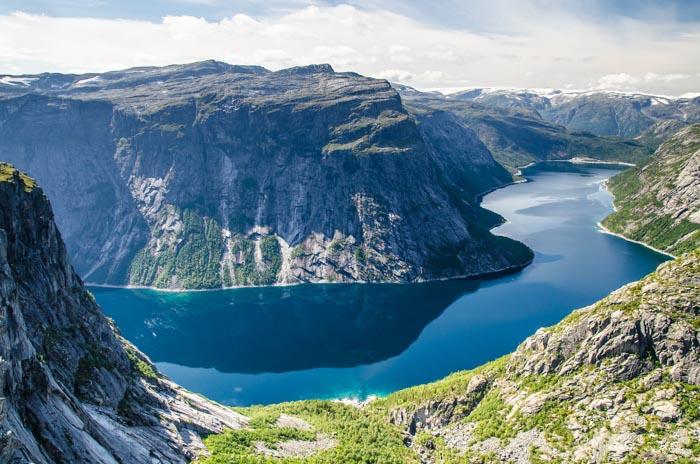 Pohled na přehradu ze známého trailu na Trolltungu Na jak dlouho Norsko navštívit?