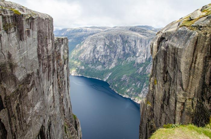 Výhled na Lysefjord z kopce Kjerag Podmínku vstupu přes hranice Pro Evropany je vstup do země naprosto bezproblémový ačkoliv Norsko není součástí Evropské Unie, patří do Schengenského prostoru (EHP).