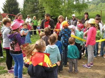 přítomní postupně vytahovali ze svých batohů, překvapil snad každého :-). Po této přestávce jsme se po žluté spojnici vrátili opět na trasu značenou červeně, po které jsme prošli obcí Markoušovice.