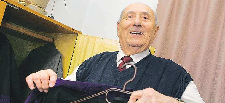 Vté době to byl nejstarší a současně nejdéle sloužící soudce včeské republice. Soudcovský talár odložil po více než 45 letech práce. Soudce Jiří Bernát zemřel ve věku 81 let.