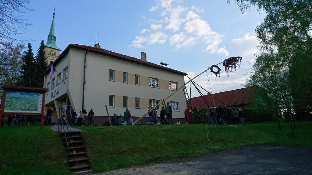 SPOLKOVÉ AKTIVITY Stavění a kácení MÁJE V sobotu 29. dubna 2017 jsme od 18:00 hodin u obecního úřadu stavěli májku.