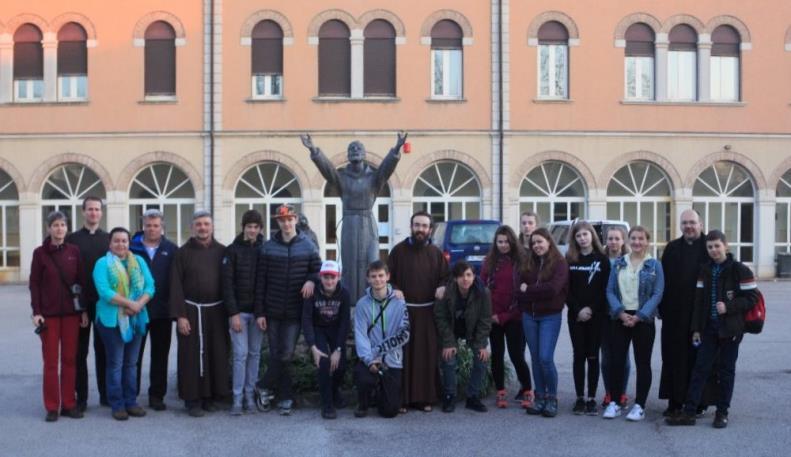 V neděli 1. dubna se několik žáků ze třídy 8.B s paní učitelkou Janou Šafusovou vydalo na velikonoční pouť do Říma. Měli jsme možnost zažít mši svatou v bazilice sv.