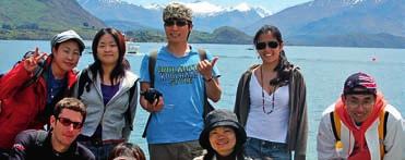 pro dospělé od 16 let průměrný věk 23 let Queenstown, krajina Pána prstenů, 10 studentů ve třídě, lyžování, trekking, golf, oblíbená škola Vicy Kerekes, 2 týdny kurzu od 7 610 Kč, 12 týdnů od 44 750