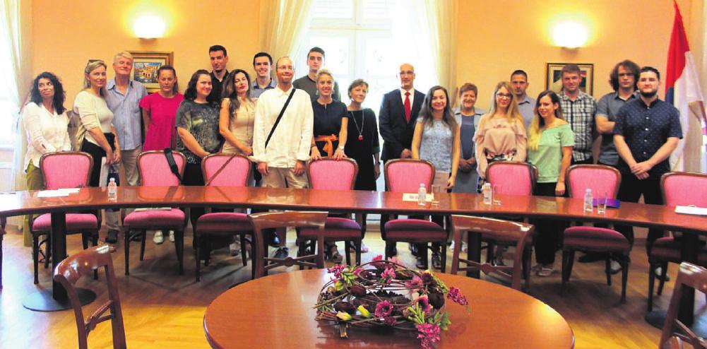 natjecanjima znanja, LiDrAnu, području humanosti, ekologije, čitanja... U njihovu čast organiziran je i domjenak a kolače su napravili djelatnici škole dok su ih pizzama počastile lapadske pizzerije.
