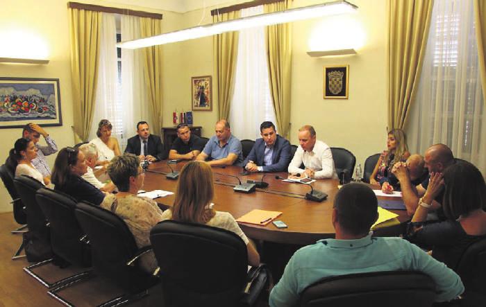 SASTANAK S KONCESIONARIMA PLAŽA U RANJINI: Svi upozoreni kako će kršenja ugovora dovesti do oduzimanja koncesija U Palači Ranjina održan je sastanak s ovlaštenicima koncesija na području Grada