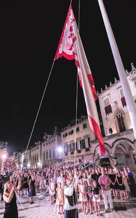 U svečanosti otvorenja festivala sudjelovali su i građani, a s njima je zaplesala publika pa tako i ministrica kulture Nina Obuljen Koržinek te gradonačelnik Mato Franković.