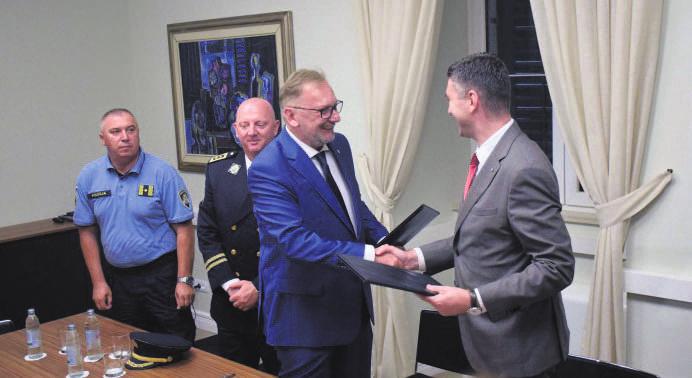 .. kada ključe od našeg Grada predajemo umjetnicima koji će nas narednih 40 dana oduševljavati svojim umjeteonstvom - notama, stihovima, dramom, plesom.