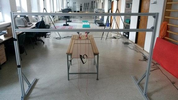 Obrázek 3 Padostroj (vlastní fotodokumentace) Qualisys Motion Capture System patří mezi optoelektronická zařízení, která pro zaznamenání pohybu využívají vysokofrekvenční infračervené kamery.