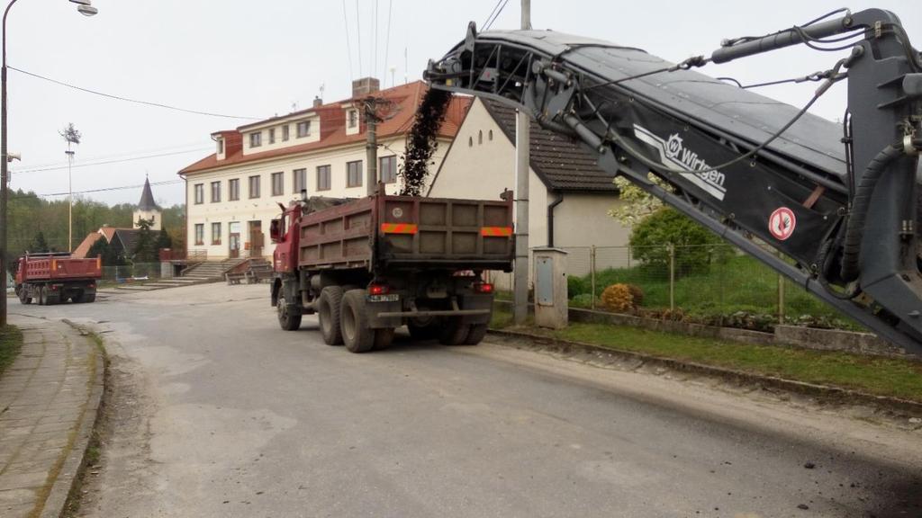 Obr. č.10: Nakládání vyfrézovaného materiálu (oprava silnice III/1553 průtah obcí Ponědraž) Ke skladování získaného R-materiálu je výhodné použít zastřešené prostory.