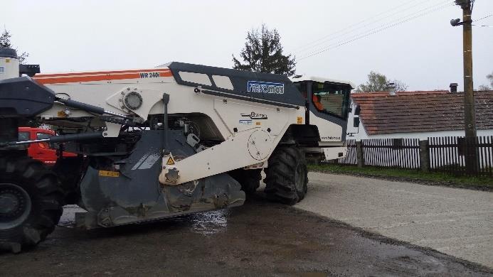 Zlepšení vlastností výsledné vrstvy lze dosáhnout přidáním materiálu, který vhodně upraví její zrnitostní složení.