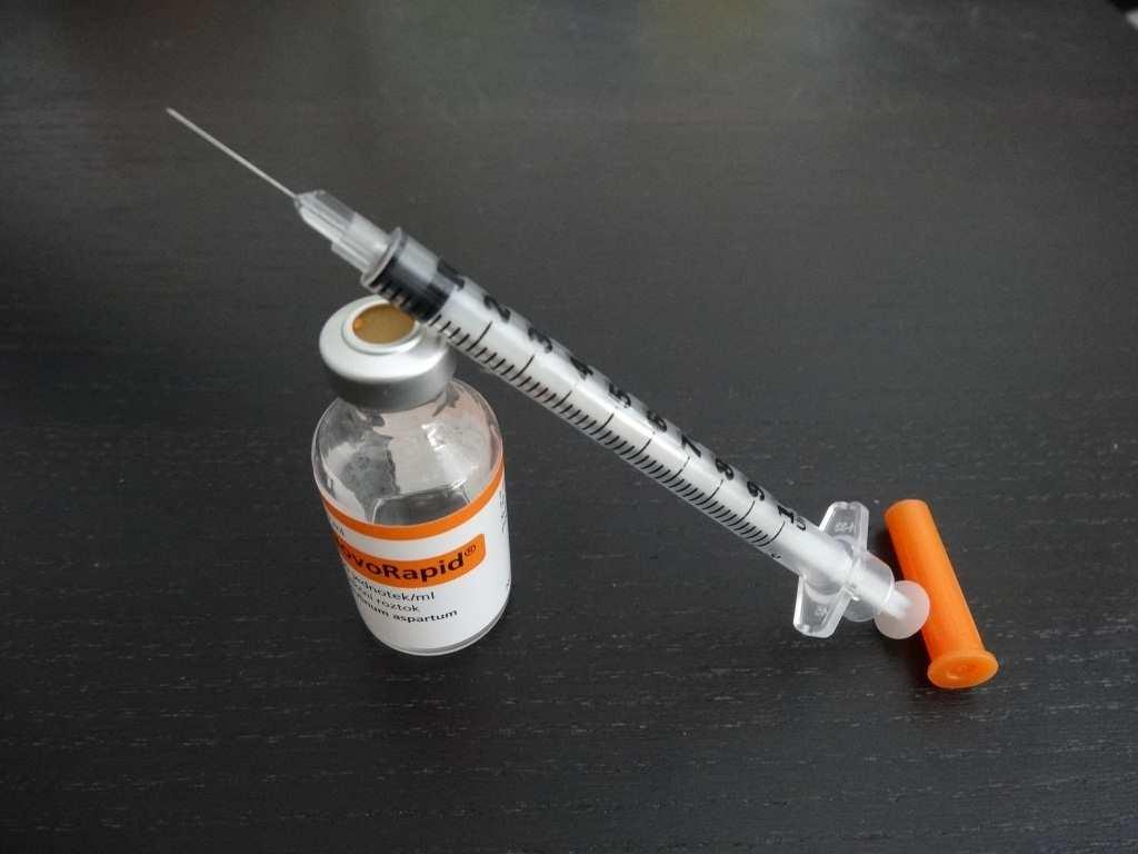 Inzulínovými pery (dávkovači) Inzulínovými pumpami Infúzemi Alternativními cestami (perorálně, sliznicemi, inhalačně) Inzulínovými stříkačkami se inzulín natahuje z lahviček a rovnou aplikuje.
