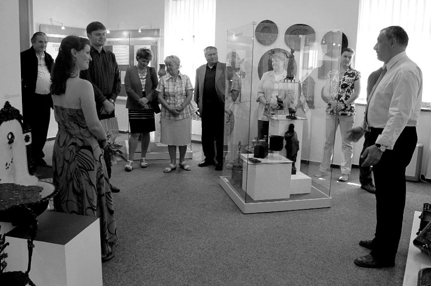 Muzeum Těšínska v roce 2012 Výroční zpráva Vernisáž výstavy Umělecká litina v Technickém muzeu v Petřvaldě za účasti autorky Pavly Karbanové (druhá zleva) a ředitele Muzea Těšínska Zbyška Ondřeky