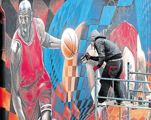 Jeho výzdoba inspirovaná především historií města se stala velice populární. A přitom se Popelkovi v začátcích do malování moc nechtělo.