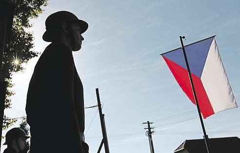 Na to nikdy nezapomenu, líčila Věra Dusíková. Poznáváte je? Nejmladší ze zatčených vprvní vlně, čtrnáctiletý František Kubiš, byl spojkou odbojářů. Dokumenty přenášel ukryté v podrážkách svých bot.