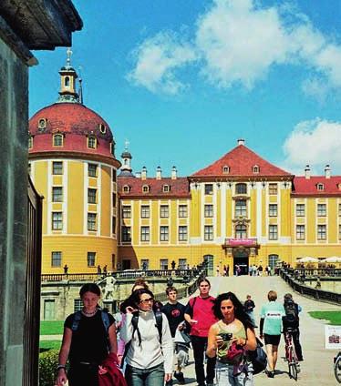 pro dospělé od 16 let průměrný věk 22 let (v létě 21 let) Drážďany, kurzy němčiny, sleva 10% na ISIC kartu, intenzivní letní kurzy, apartmány, rodiny, 2 týdny kurzu od 11 330 Kč, 4 týdny kurzu od 17