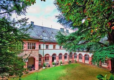 40 minut MHD od školy, praní 1x týdně v ceně. jednolůžkový pokoj, snídaně 5 690 950 jednolůžkový pokoj, polopenze 7 550 1 270 2.