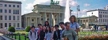 pro dospělé od 17 let průměrný věk 24 let (v létě 20 let) Berlín, Frankfurt, Hamburk a Mnichov, výborné školy, příprava na TestDaF, Jirka Mádl studoval němčinu v Berlíně, WiFi zdarma, 2 týdny kurzu