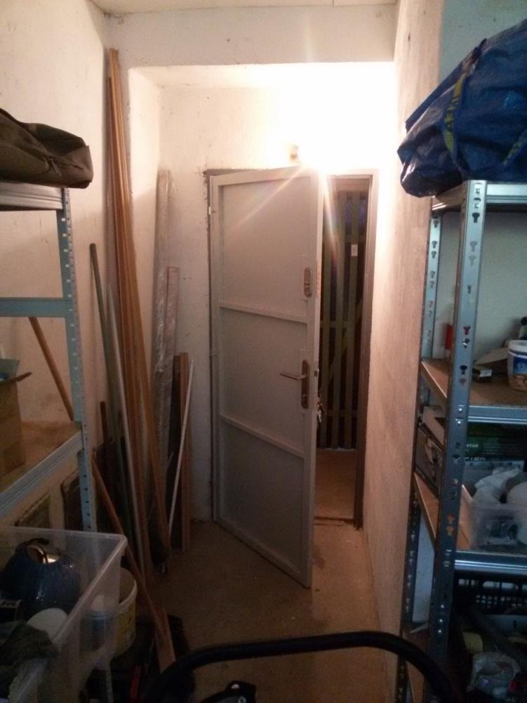 UTB ve Zlíně, Fakulta logistiky a krizového řízení 81 Levá zeď místnosti (při pohledu po příchodu do místnosti) je spolu s okenní zdí obvodovou zdí celého domu.